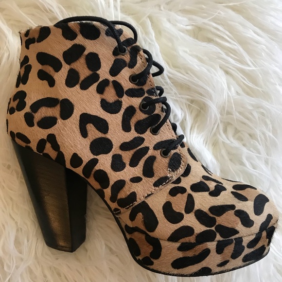 Steve Madden Leopard print booties NWOT - Picture 2 of 2